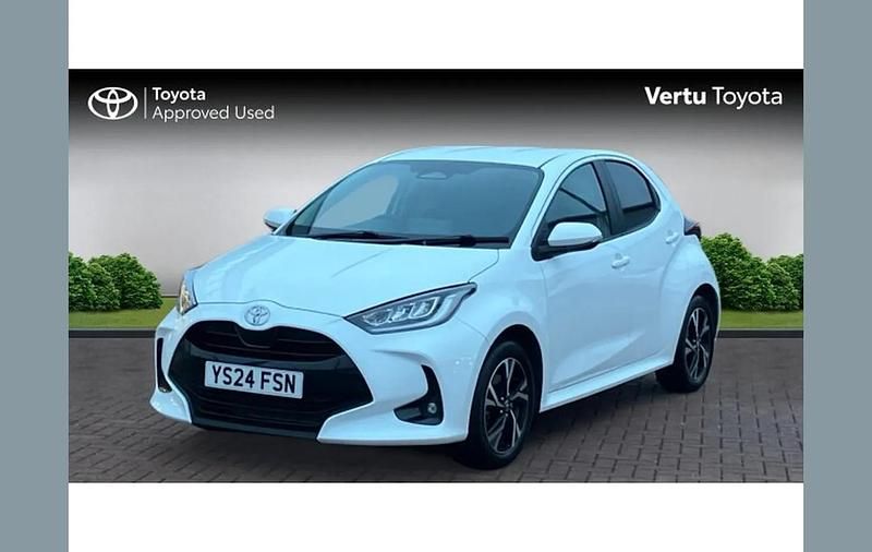 Used Toyota Yaris Hybrid Design 116 HP (85 kW) 2024 White Hatchback