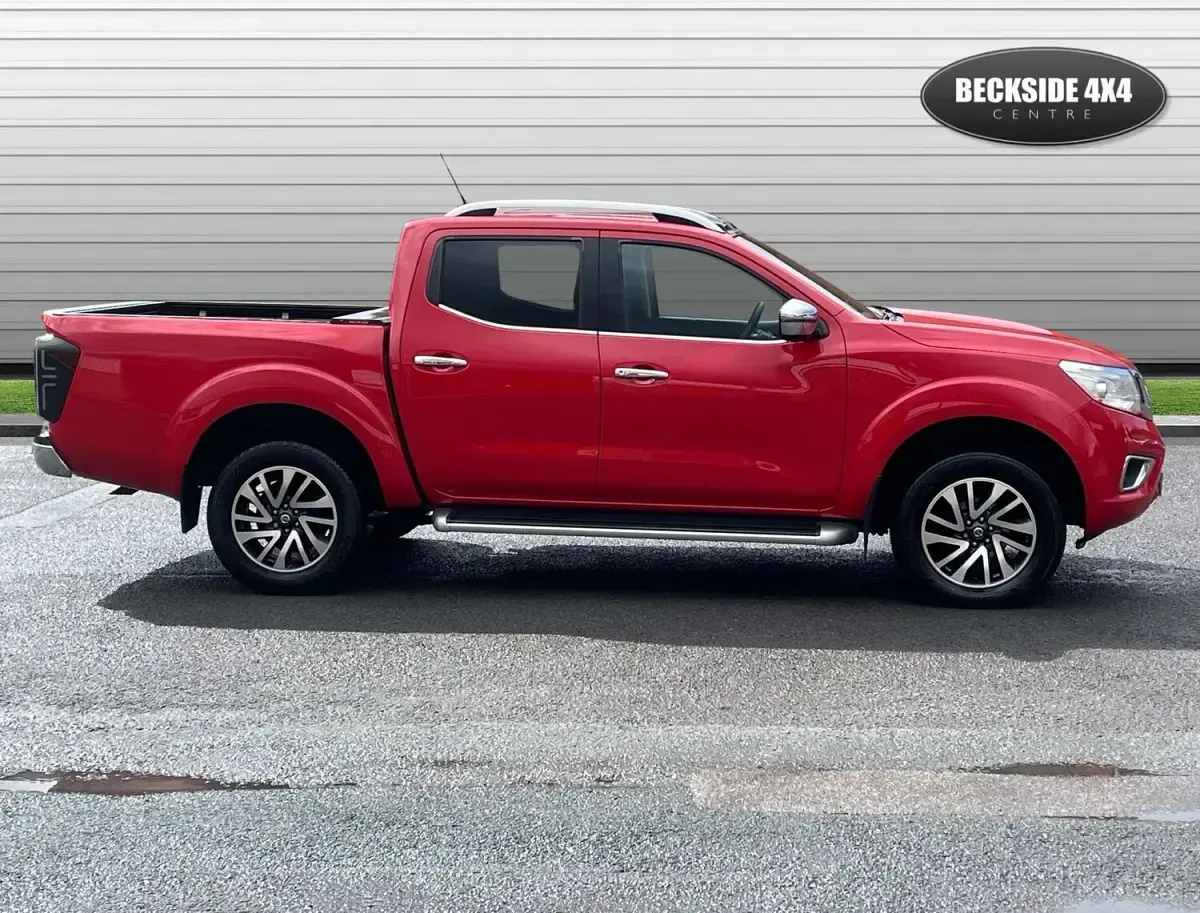Used Nissan Navara Tekna 190 HP (139 kW) 2016 Red Pickup