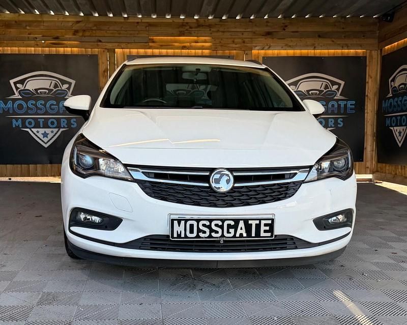 Used Vauxhall Astra Design Edition 110 HP (80 kW) 2018 White Estate