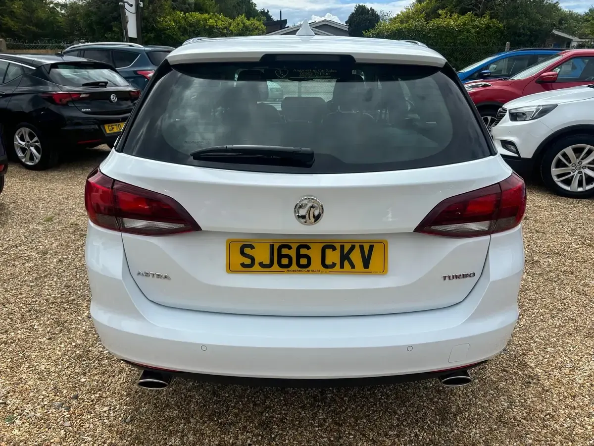 Used Vauxhall Astra Elite 200 HP (147 kW) 2016 White Estate