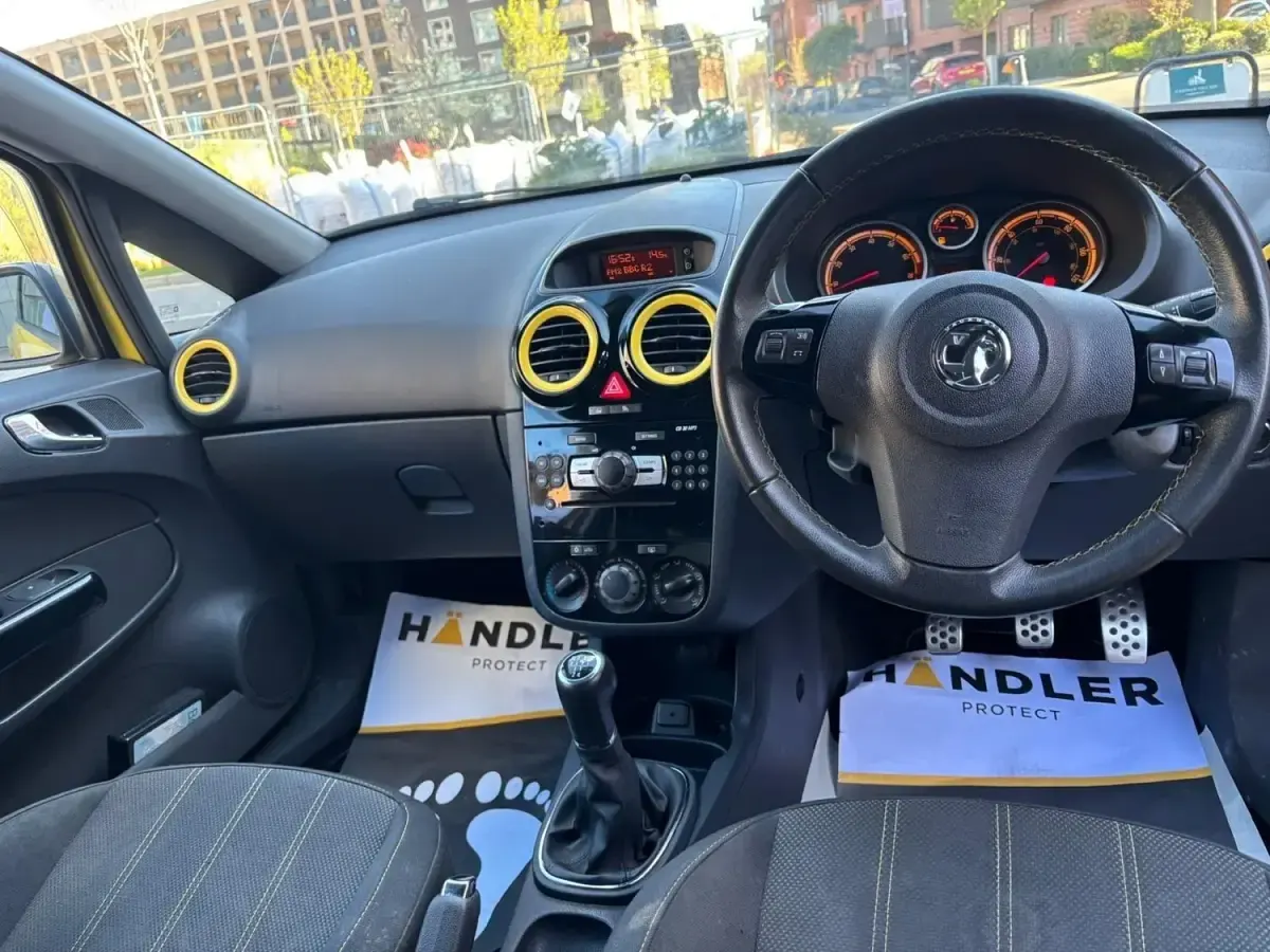 Second-hand Vauxhall Corsa Edition 2012 Galben Hatchback