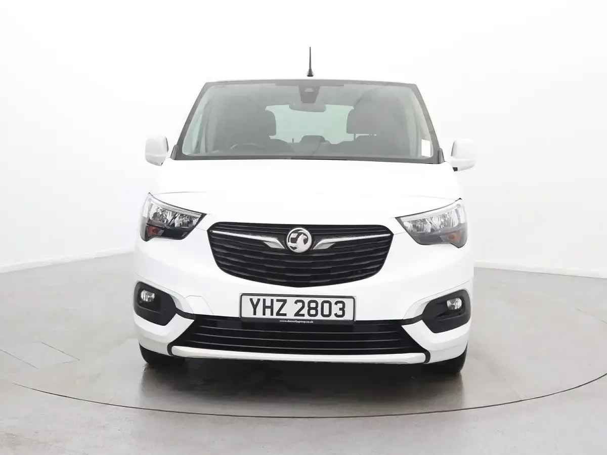 Used Vauxhall Combo 100 HP (73 kW) 2021 White MPV