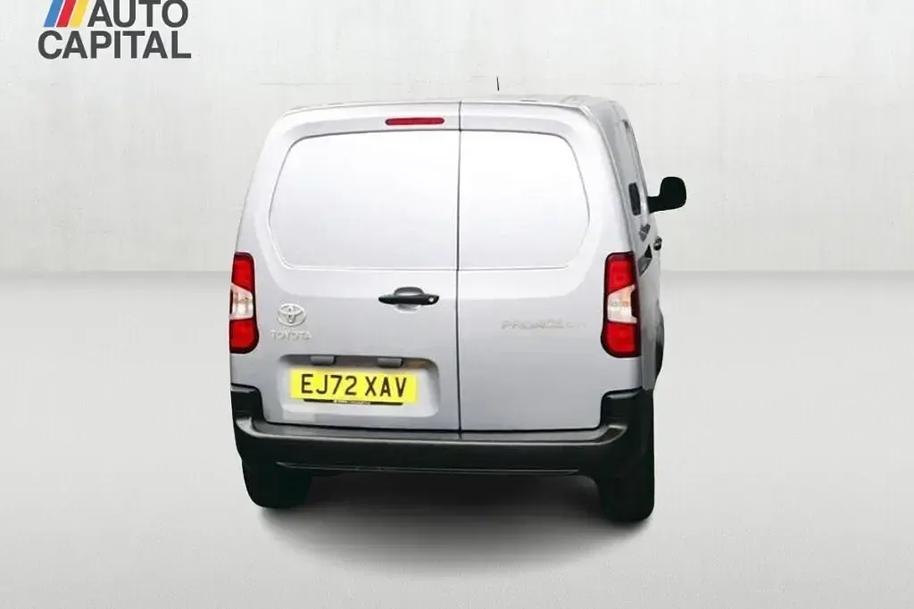 Usado Toyota Proace Active 100 HP (73 kW) 2022 Cinzento Monovolume