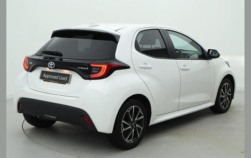 Used Toyota Yaris Hybrid Design 113 HP (83 kW) 2022 White Hatchback