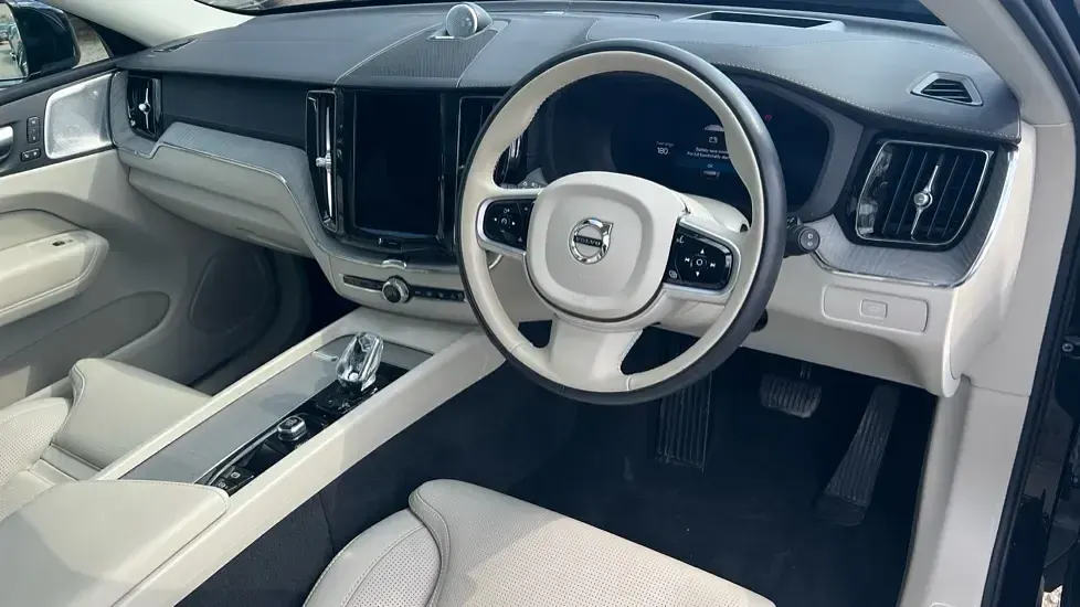 Begagnad Volvo XC60 Ultra 250 HK (183 kW) 2025 Svart SUV
