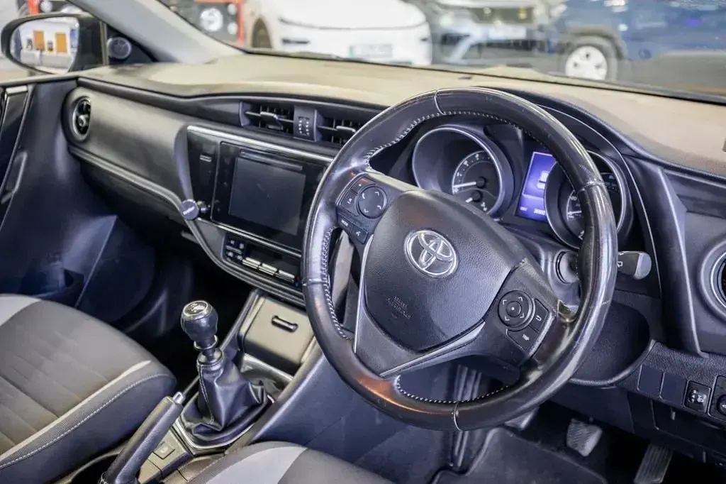 Usado Toyota Auris 116 HP (85 kW) 2015 Azul Citadino