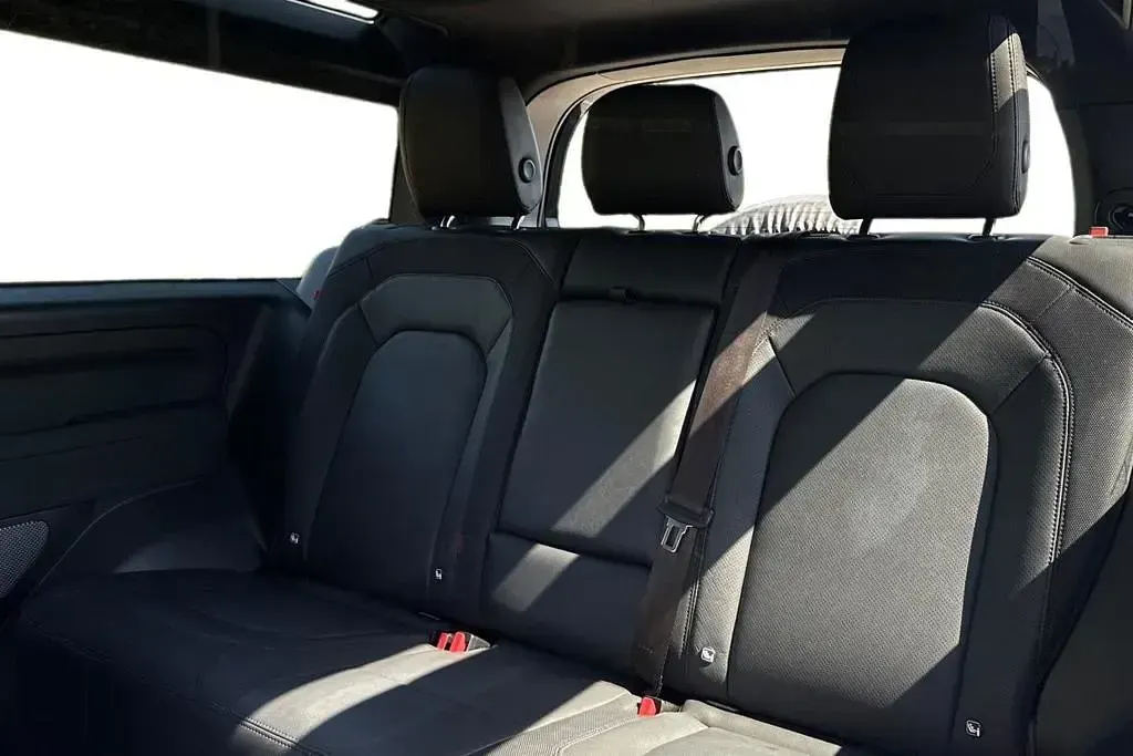 Used Land Rover Defender SE Dynamic 2023 Black SUV