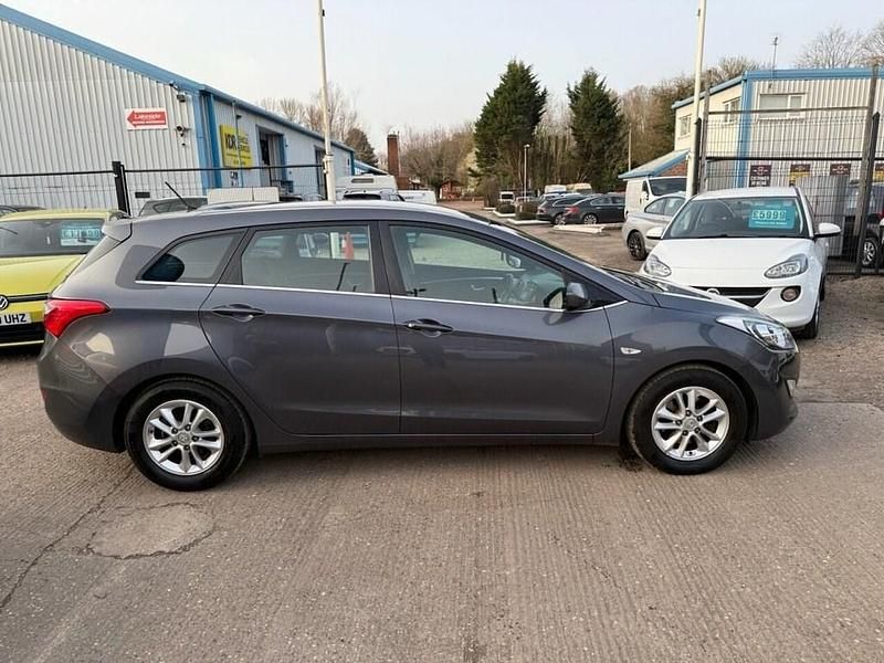 Used Hyundai i30 SE 110 HP (80 kW) 2015 Grey Estate