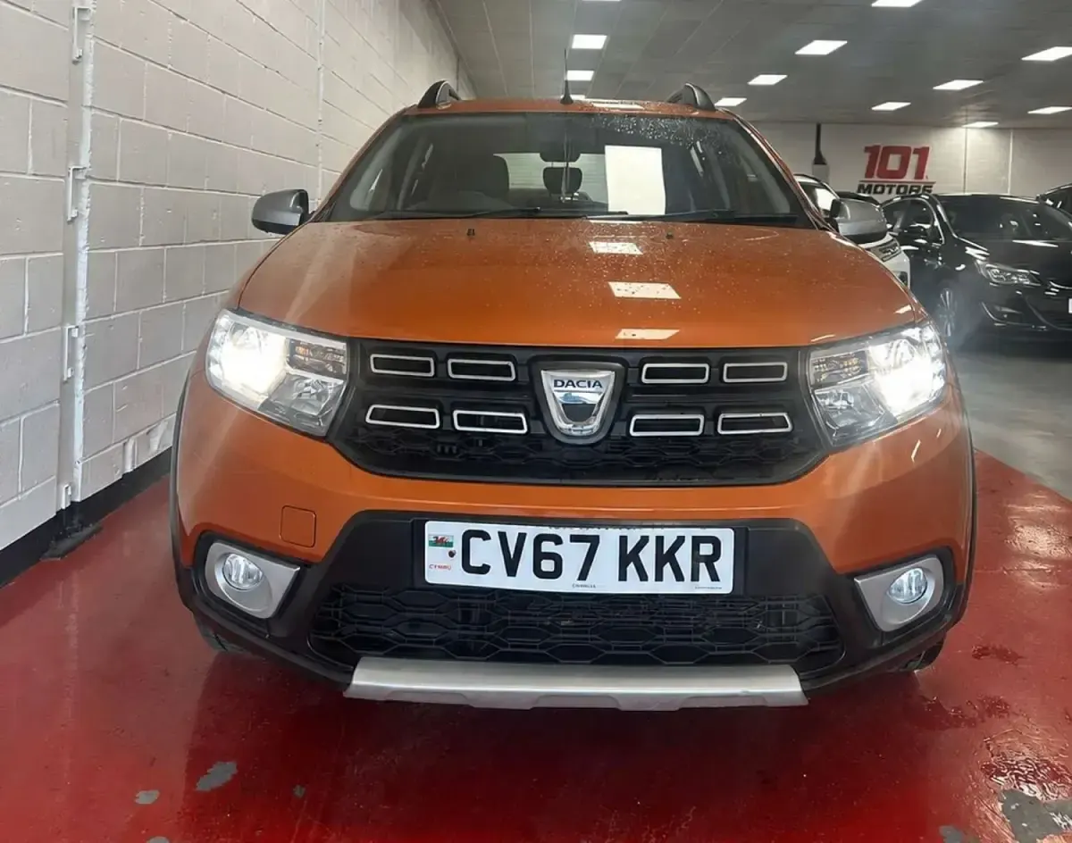 Usado Dacia Sandero Stepway 90 CV (66 kW) 2017 Naranja Utilitario