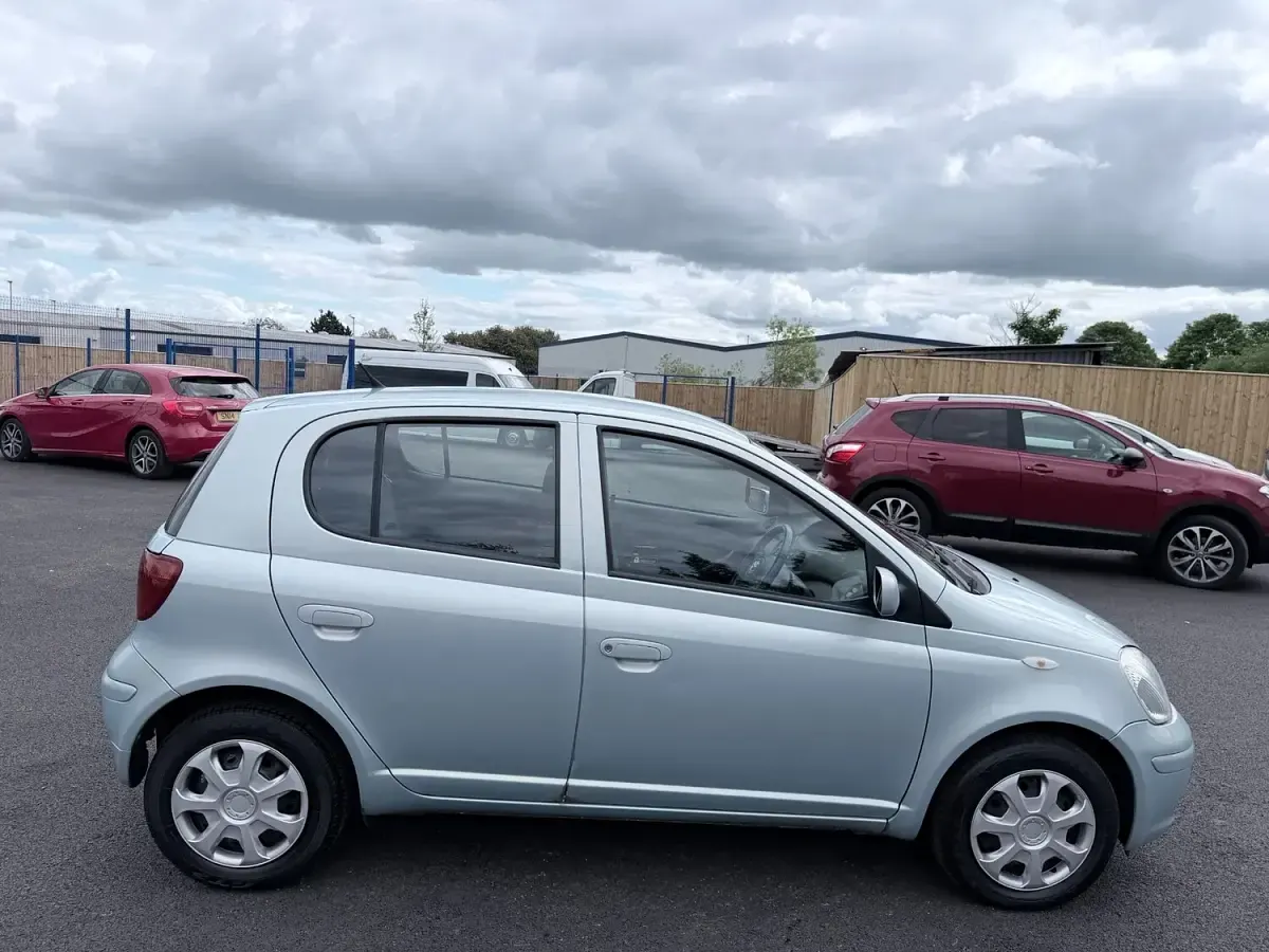 Used Toyota Yaris 65 HP (47 kW) 2004 Silver Hatchback