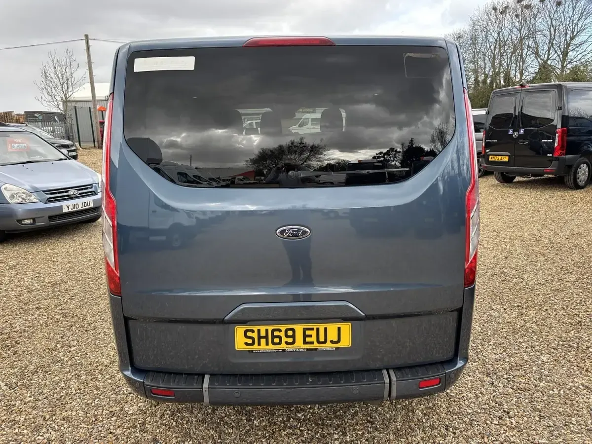 Begagnad Ford Tourneo Titanium 130 HK (95 kW) 2020 Blå Minibuss