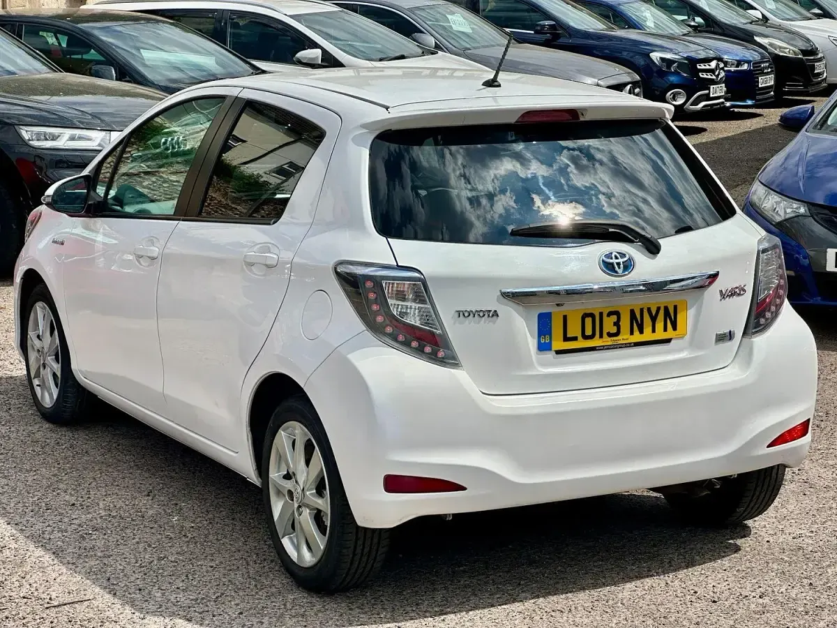Used Toyota Yaris 2013 White Hatchback