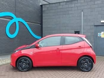Used Toyota Aygo X-play 68 HP (50 kW) 2015 Red Hatchback