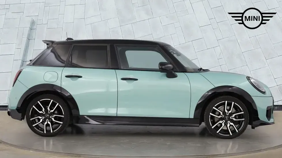 Usado Mini Cooper Hatch 113 kW (154 CV) 2025 Verde Utilitario