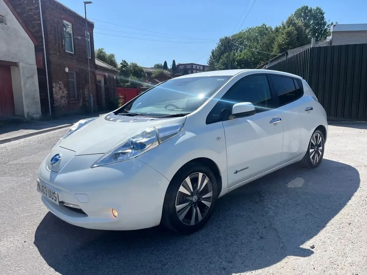 Used Nissan Leaf Tekna 80 kW (109 HP) 2013 White Hatchback