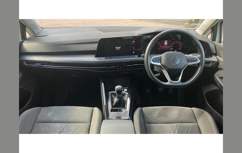 Second-hand VW Golf VIII Edition 130 CP (95 kW) 2023 Alb Hatchback