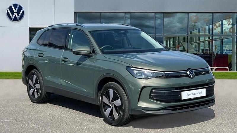 Cipressino green metallic Used 2025 VW Tiguan Match SUV | £30,648 (Expensive) - Image 1/4