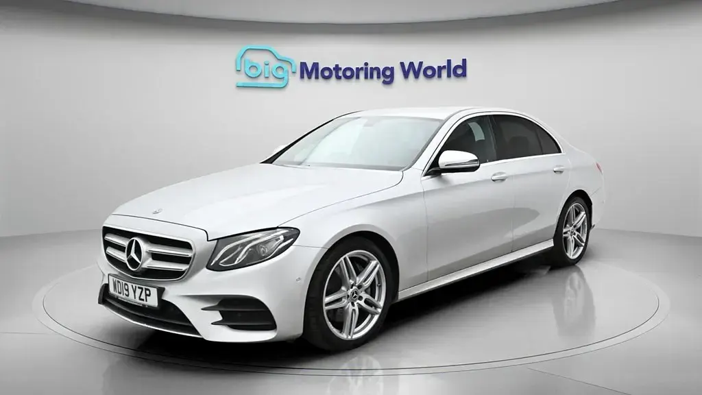 Usado Mercedes E200 AMG line 184 CV (135 kW) 2019 Plateado Berlina