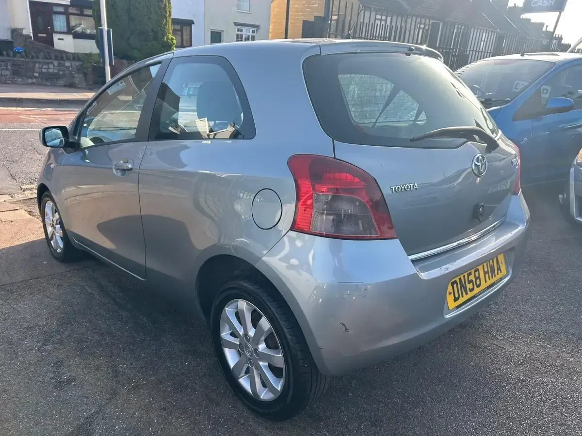 Used Toyota Yaris 101 HP (74 kW) 2009 Silver Hatchback