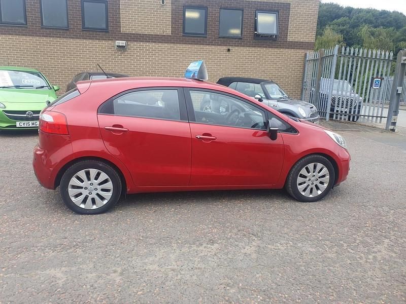 Used Kia Rio 75 HP (55 kW) 2014 Red Hatchback