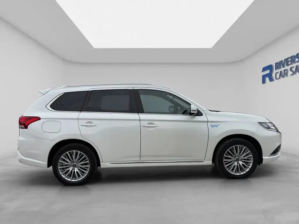 Used Mitsubishi Outlander P-HEV 220 HP (161 kW) 2020 White SUV