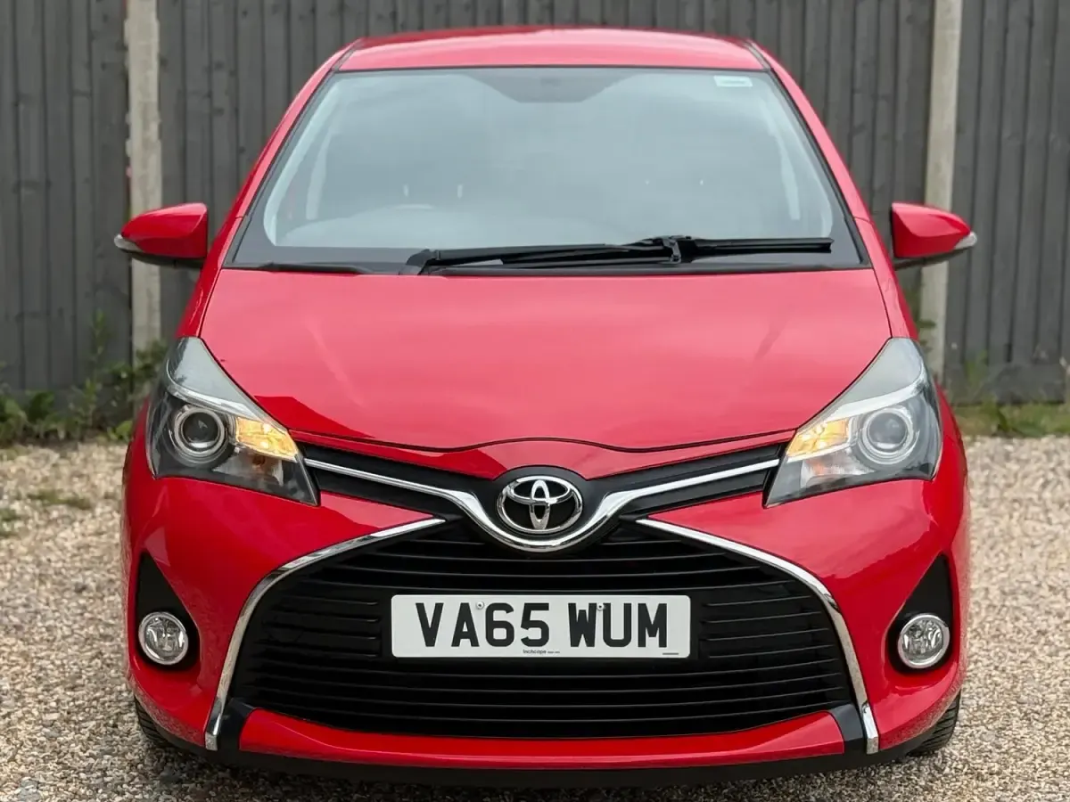 Used Toyota Yaris 99 HP (72 kW) 2016 Red Hatchback