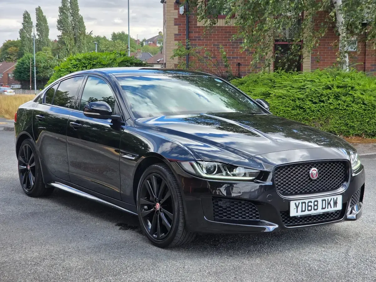 Used Jaguar XE 180 HP (132 kW) 2019 Black Sedan