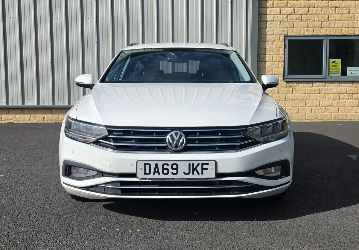 Used VW Passat SE 150 HP (110 kW) 2020 White Estate