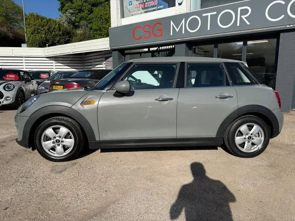 Usado Mini ONE Hatch 102 CV (75 kW) 2016 Gris Utilitario