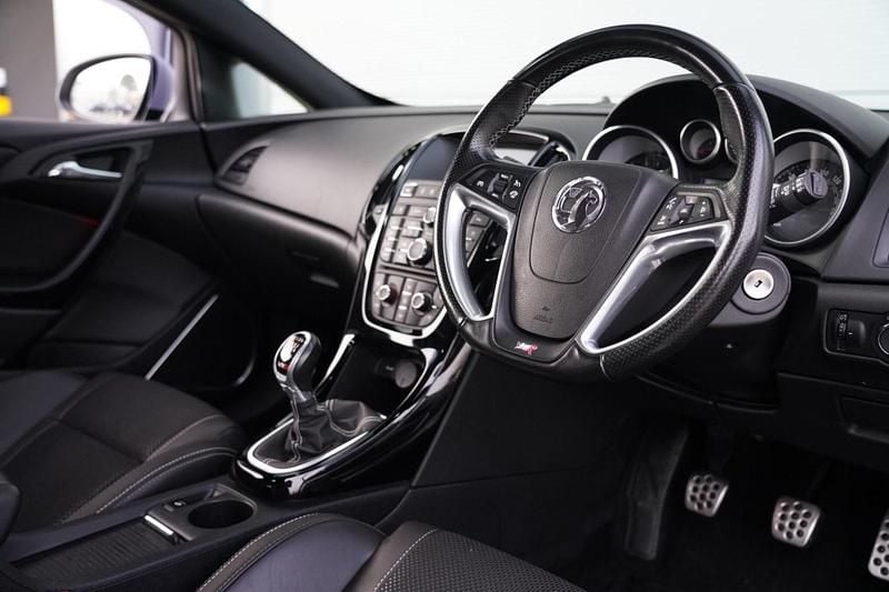 Used Vauxhall Astra GTC S 280 HP (205 kW) 2018 White Hatchback