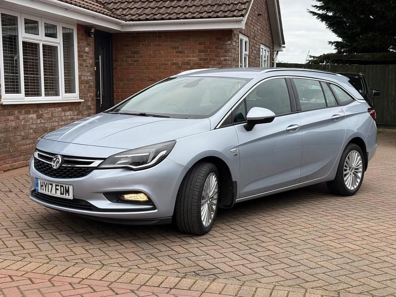Used Vauxhall Astra Elite 125 HP (91 kW) 2017 Silver Estate