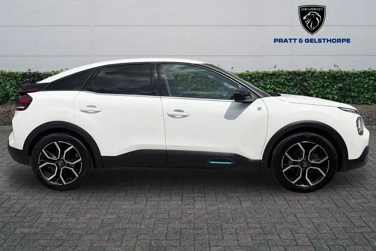 Used Citroën e-C4 Shine 98 kW (134 HP) 2022 White Hatchback