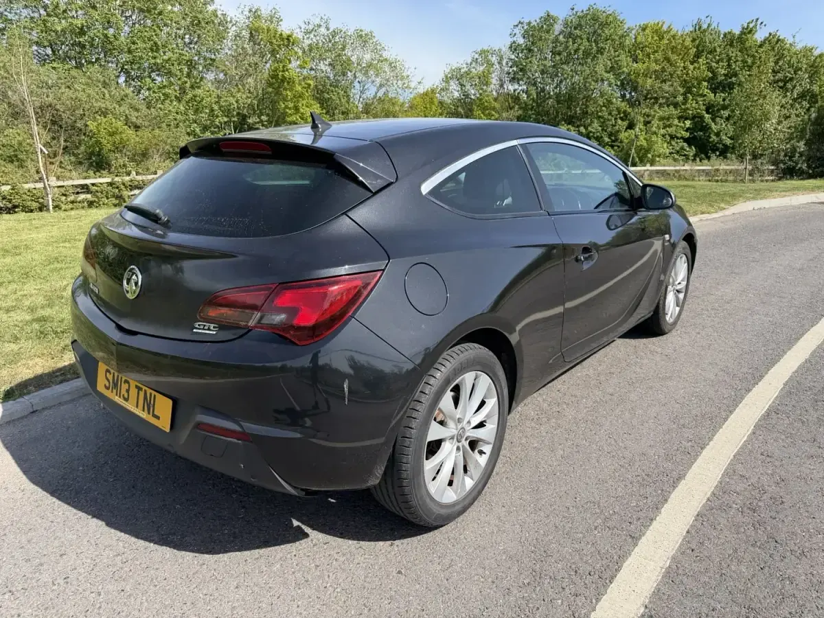 Second-hand Vauxhall Astra GTC SRi 2013 Negru Coupe