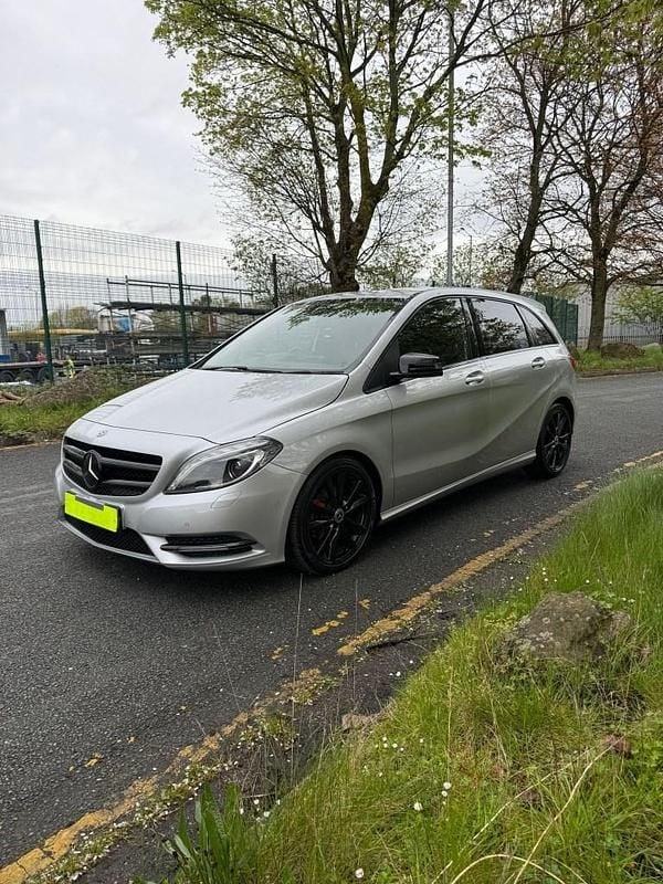 Usado Mercedes B200 136 HP (100 kW) 2014 Prateado Monovolume