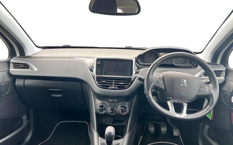 Used Peugeot 208 Signature Sky 82 HP (60 kW) 2019 White Hatchback