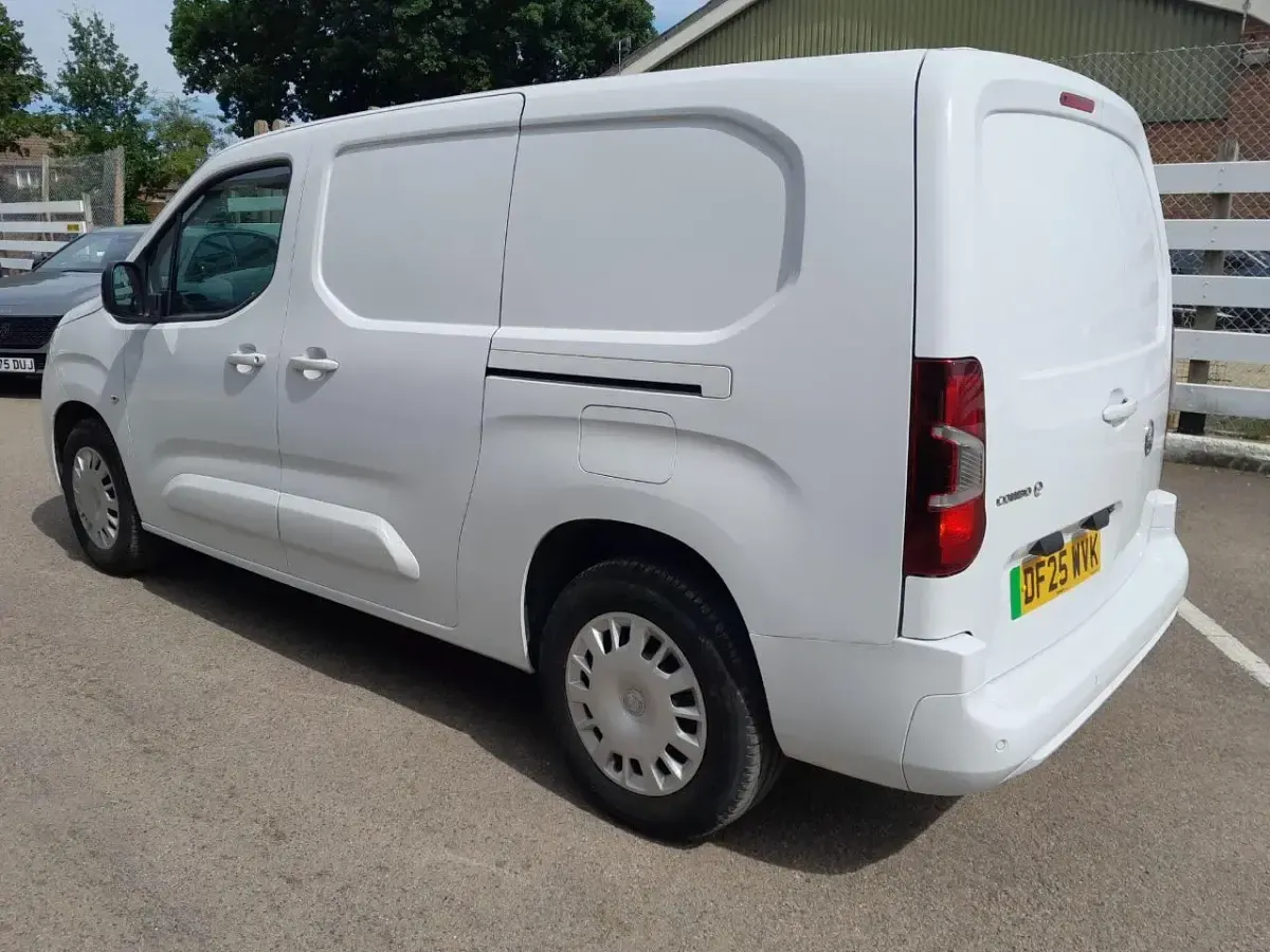 Used Vauxhall Combo 98 kW (134 HP) 2025 White MPV