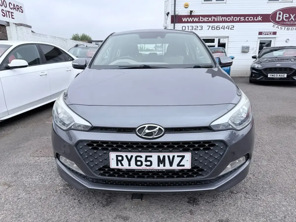 Begagnad Hyundai i20 SE 100 HK (73 kW) 2016 Grå Halvkombi