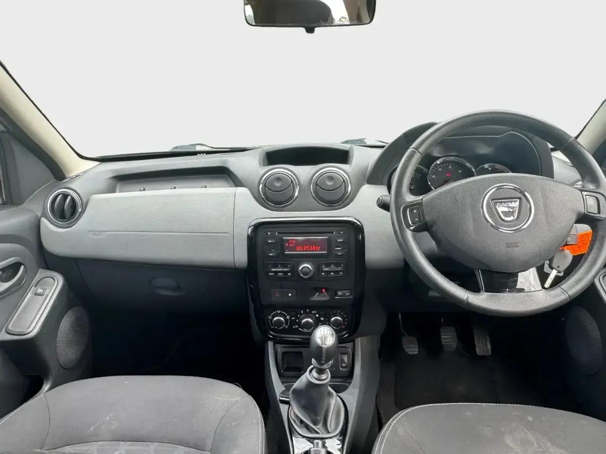 Used Dacia Duster Lauréate 110 HP (80 kW) 2015 White SUV