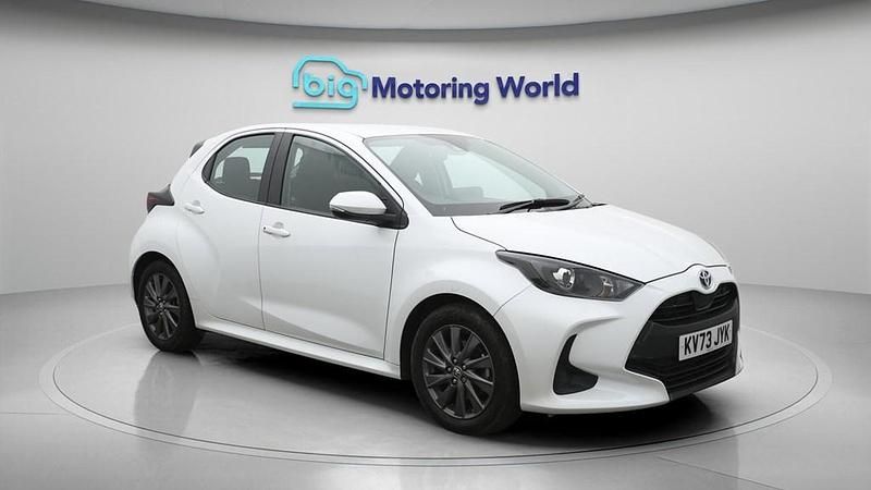 Used Toyota Yaris Hybrid 116 HP (85 kW) 2023 White Hatchback