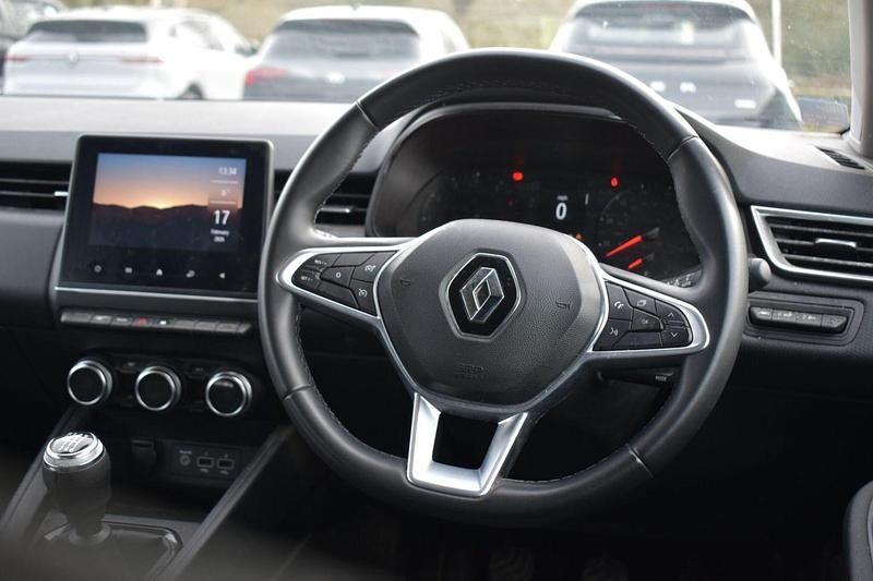 Used Renault Clio V Iconic 90 HP (66 kW) 2021 Silver Hatchback