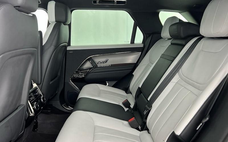 Second-hand Land Rover Range Rover Sport SE Dynamic 300 CP (220 kW) 2025 SUV