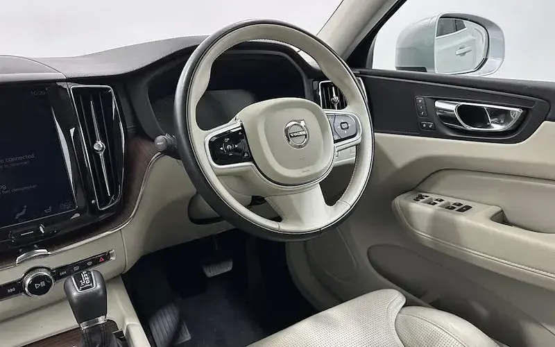 Used Volvo XC60 Inscription 250 HP (183 kW) 2018 Silver SUV