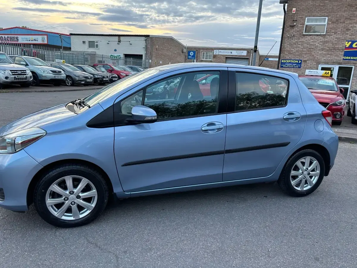 Used Toyota Yaris 99 HP (72 kW) 2012 Blue Hatchback