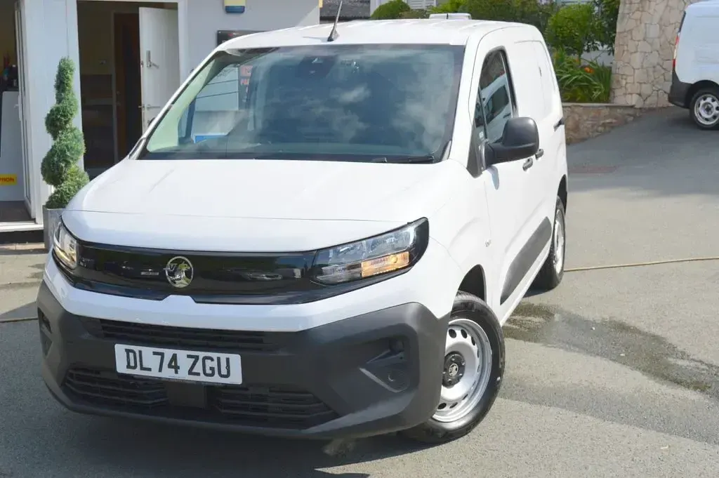 Used Vauxhall Combo S 100 HP (73 kW) 2024 White MPV