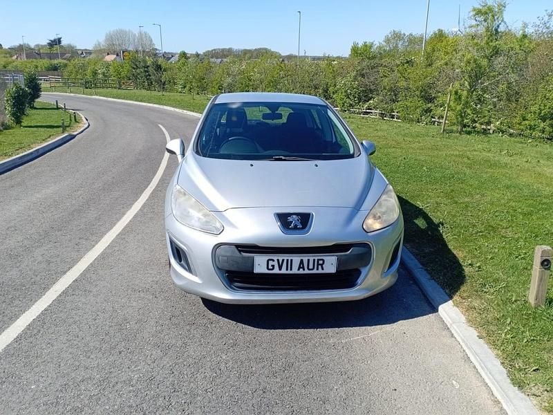 Begagnad Peugeot 308 Access 92 HK (67 kW) 2011 Silver Halvkombi