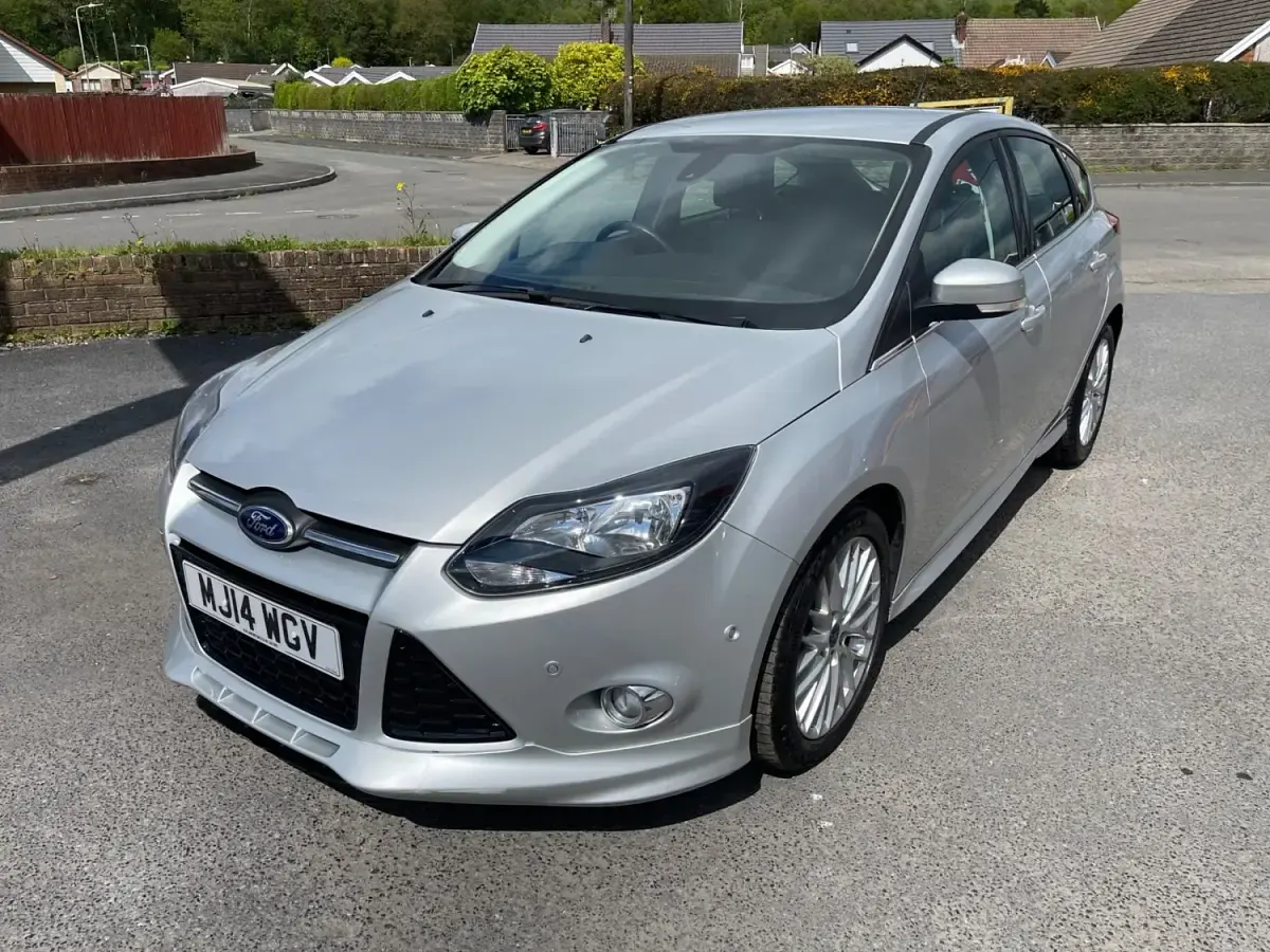 Usado Ford Focus Zetec 180 HP (132 kW) 2014 Prateado Citadino