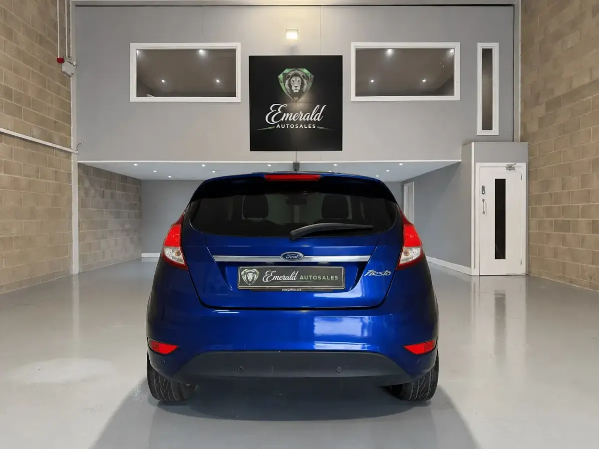 Used Ford Fiesta Titanium 120 HP (88 kW) 2014 Blue Hatchback