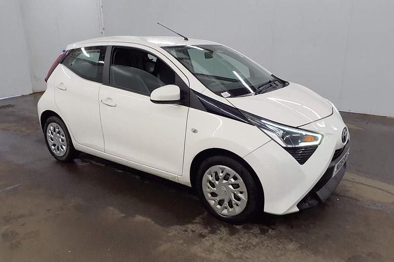 Used Toyota Aygo X-play 2018 White Hatchback