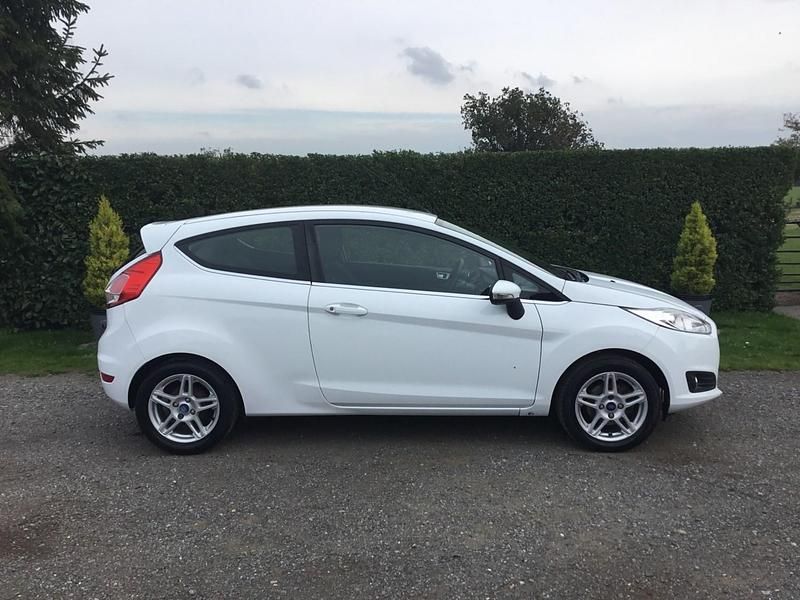White Used 2013 Ford Fiesta Zetec Hatchback | £3,795 (Fair price) - Image 1/4