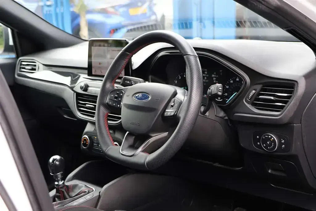 Used Ford Focus ST-Line 125 HP (91 kW) 2019 White Hatchback